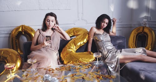 两个女人坐在沙发上喝酒 · 免费素材视频