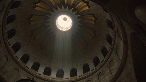 阳光穿过大教堂的圆顶天花板 · 免费素材视频