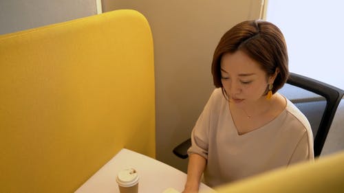 有关一杯咖啡, 咖啡, 女人的免费素材视频