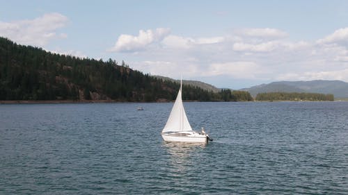 漂浮在湖中央的帆船 · 免费素材视频