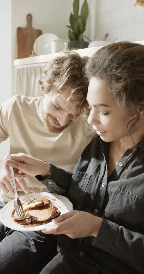 夫妇吃煎饼 · 免费素材视频