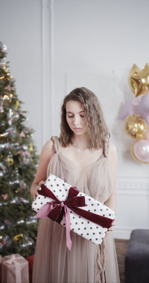 一个女人抱着一个圣诞礼物 · 免费素材视频