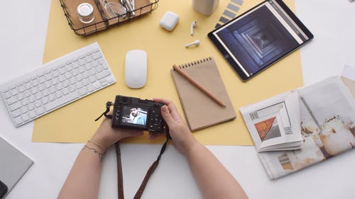 在他的相机上使用图片的人 · 免费素材视频