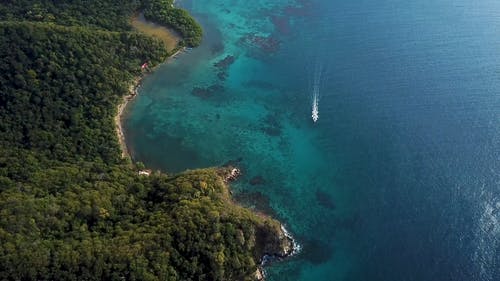 岛上有船在海上的无人机画面 · 免费素材视频