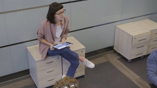 一个男人和一个女人在工作时的讨论 · 免费素材视频