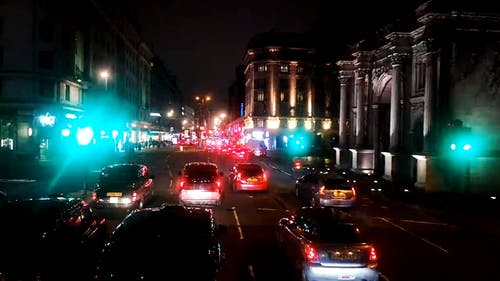 在城市过马路的车辆的画面 · 免费素材视频