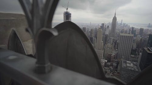令人沮丧的天空下的城市景观鸟瞰图 · 免费素材视频