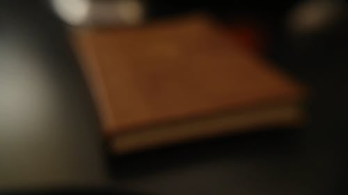 躺在桌上的棕色封面的书 · 免费素材视频