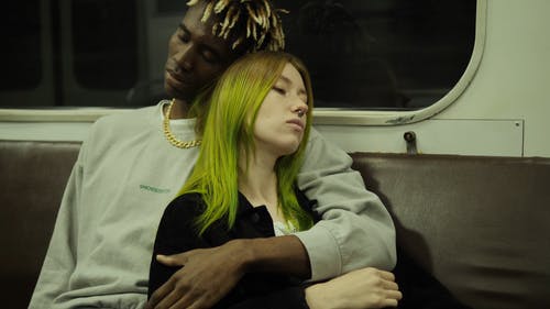 一对情侣骑地铁 · 免费素材视频