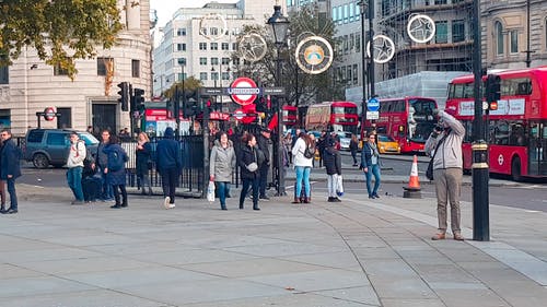 在伦敦市中心的街道上忙碌的一天 · 免费素材视频