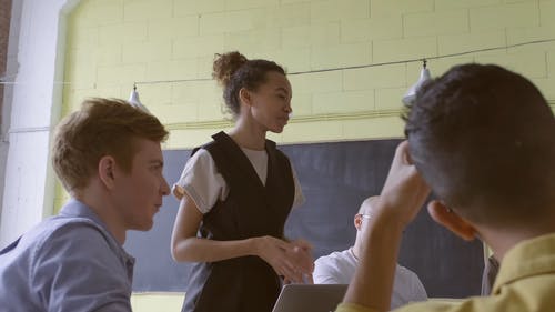 一位常驻妇女在会议上讲话，而其他人则在听 · 免费素材视频