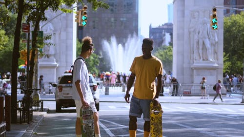 两个年轻人站在街边 · 免费素材视频