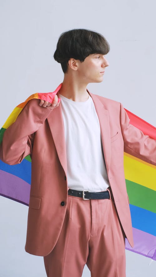 男子手持同性恋骄傲旗帜 · 免费素材视频