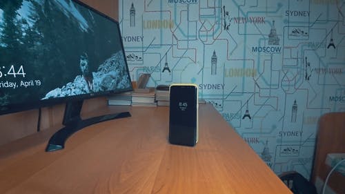 桌上的手机镜头 · 免费素材视频