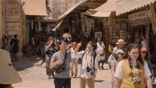 耶路撒冷繁忙的街道上的游客人群 · 免费素材视频