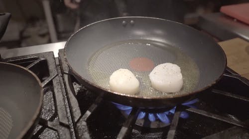 在烤箱火焰中的热锅中煎海扇贝 · 免费素材视频