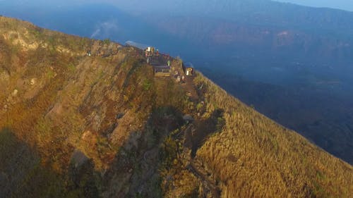 徒步旅行者在山顶上停下来 · 免费素材视频