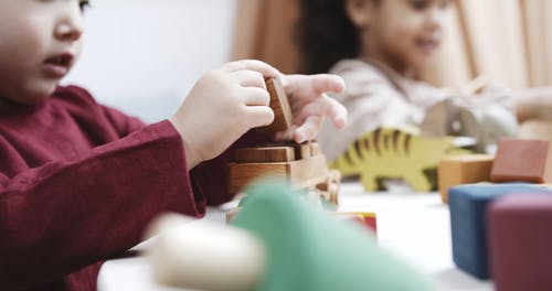 孩子们玩木制玩具机的真正目的 · 免费素材视频