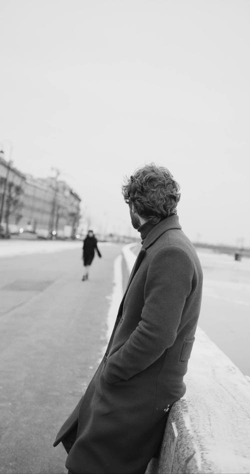 一个奔向她男人的女人得到了一个充满爱意的拥抱 · 免费素材视频