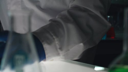 人们在实验室内的液体上工作 · 免费素材视频