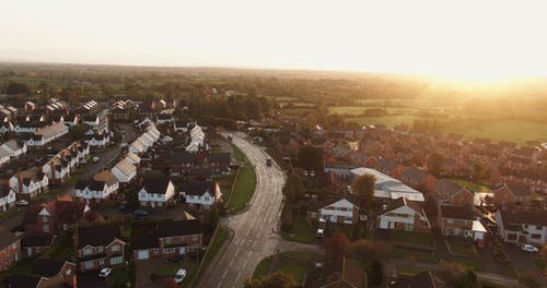 在开阔的田野旁的乡村小镇的无人机画面 · 免费素材视频