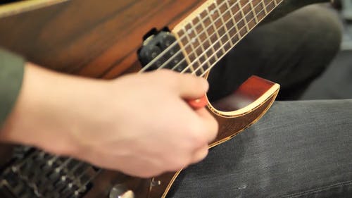 音乐家用拨片弹电吉他 · 免费素材视频
