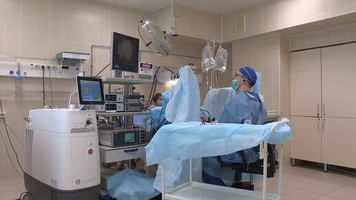 医生对病人进行手术 · 免费素材视频