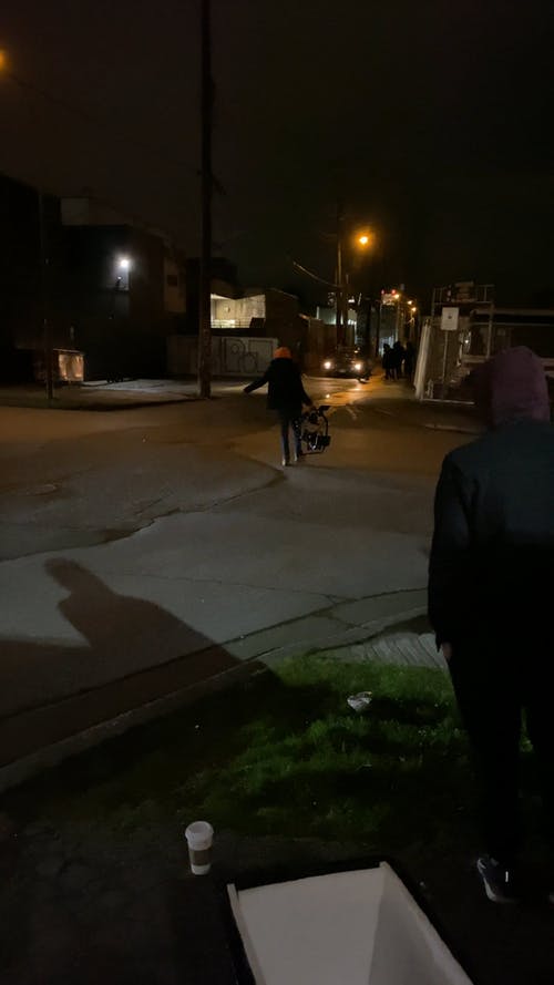 有关人, 垂直视频, 晚上的时间的免费素材视频