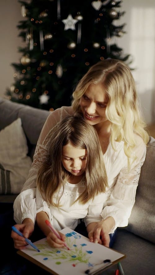 母亲和女儿串联画一棵圣诞树 · 免费素材视频