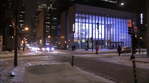 下雪的夜晚在城市 · 免费素材视频