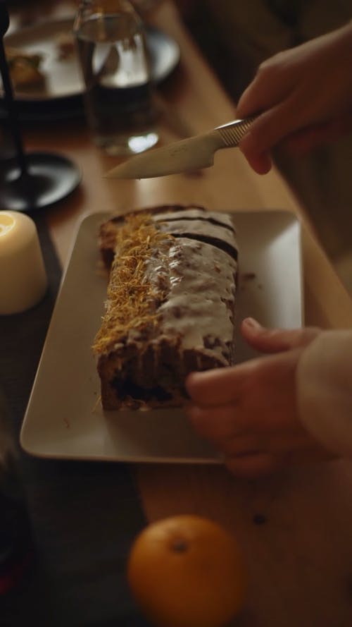 一个人切蛋糕切成薄片 · 免费素材视频