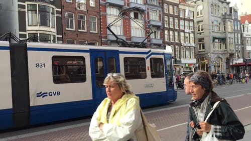 阿姆斯特丹街头用于公共交通的电车 · 免费素材视频