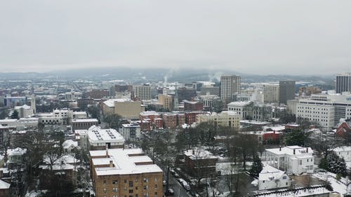 空中录像显示这座城市覆盖着雪 · 免费素材视频