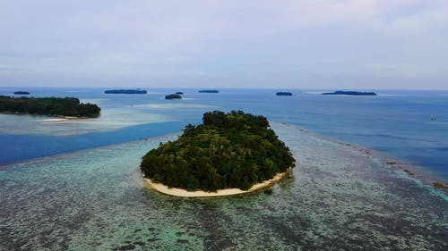 一群岛屿和小岛在公海 · 免费素材视频