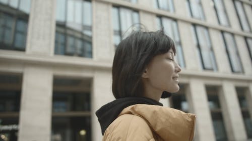 走在建筑物外街上的女人 · 免费素材视频