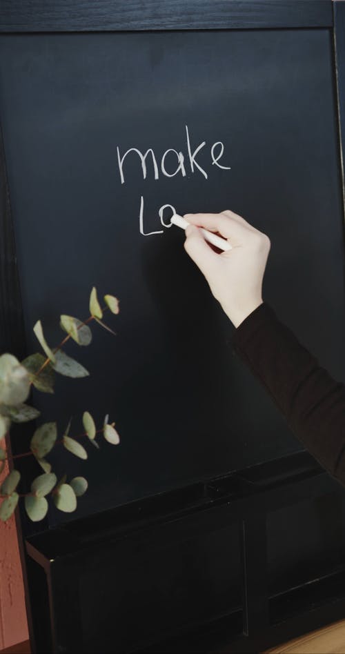 用粉笔在黑板上写一条消息 · 免费素材视频