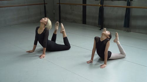 芭蕾舞演员弯曲身体 · 免费素材视频