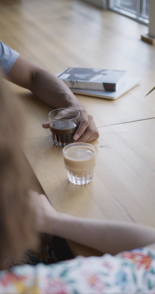 两个人在喝咖啡时坐在桌旁 · 免费素材视频