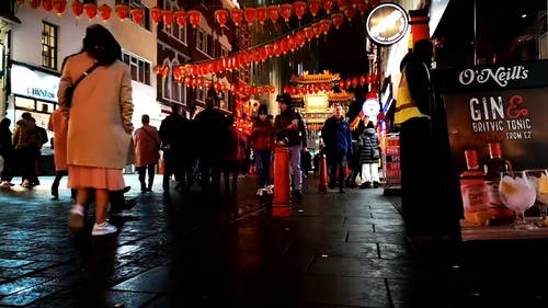 在伦敦市中国城一条繁忙的街道上行走的人 · 免费素材视频