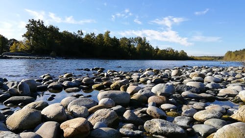 沿河成堆的松散岩石 · 免费素材视频