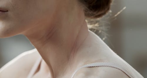 患有白癜风的女人的皮肤的特写镜头 · 免费素材视频
