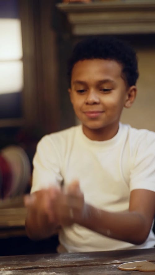 一个男孩玩面粉 · 免费素材视频