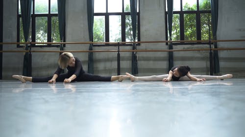 两个女人弯腰 · 免费素材视频