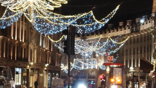 圣诞灯显示悬挂在伦敦摄政街 · 免费素材视频