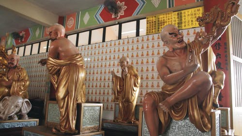佛陀在马来西亚婆罗洲的一座寺庙中的许多面孔 · 免费素材视频