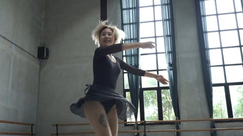黑色芭蕾舞短裙练习芭蕾的女人 · 免费素材视频