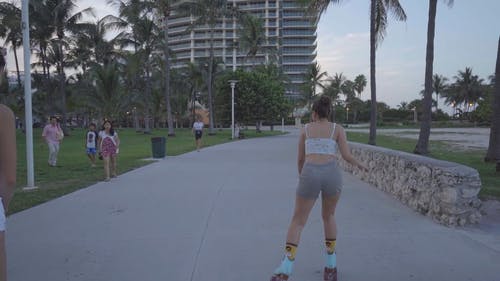 女子轮滑公园 · 免费素材视频