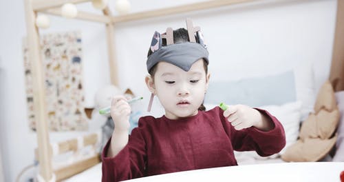 一个孩子用笔在桌子上画线 · 免费素材视频