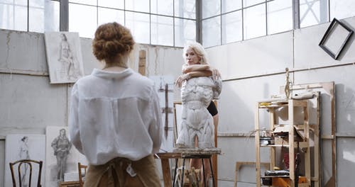 一个女人在画布上画自己的素描 · 免费素材视频