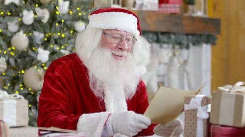圣诞老人西装阅读请求书中的一个人 · 免费素材视频